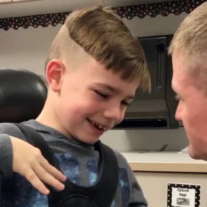 Surprising family after returning home early from deployment 🙌
