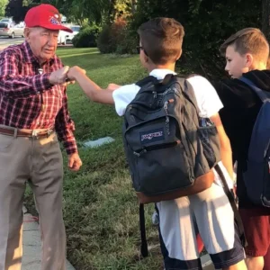 Veteran, 94, inspires kids on way to school every day 🤜🤛
